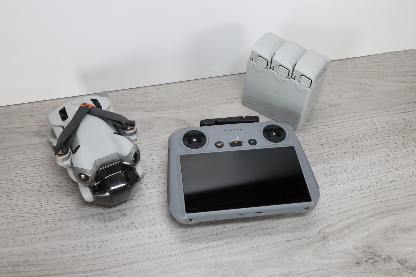 DJI Mini 4 Pro with fly more and DJI RC2 (some minor marks)