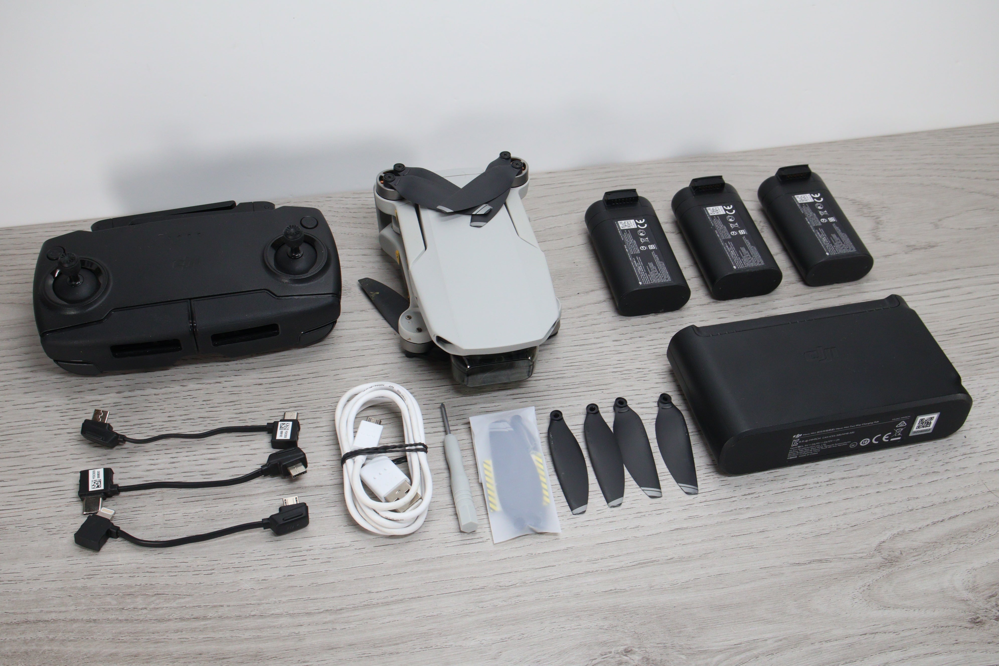 Amazon.co.jp: DJI Mini 2、リモートID対応、折りたたみ可能な超軽量ドローン、リモコン  4Kカメラ搭載3軸ジンバル、12MP、飛行時間18分、OcuSync 2.0による6 km HD動画伝送、クイックショット、初心者向けドローン、グレー  : おもちゃ